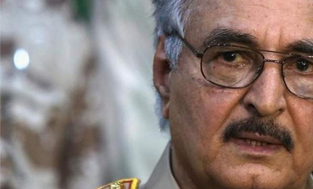 jalifa haftar La Compañía Nacional del Petróleo cede sus puertos a las fuerzas de Haftar